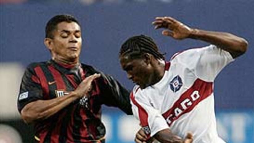 En un partido peleado, Amado Guevara (izq) anoto el gol del empate para MetroStars.