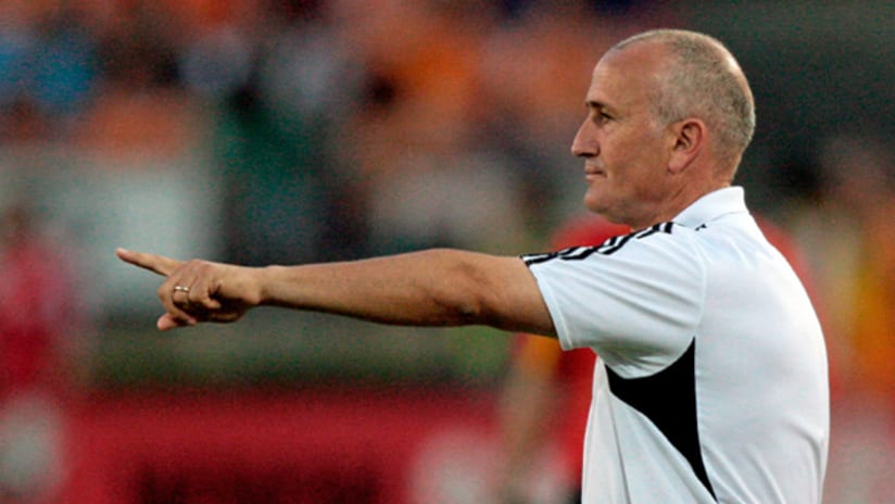 Houston head coach Dominic Kinnear motions to his team during a match against the New York Red Bulls on May 21.