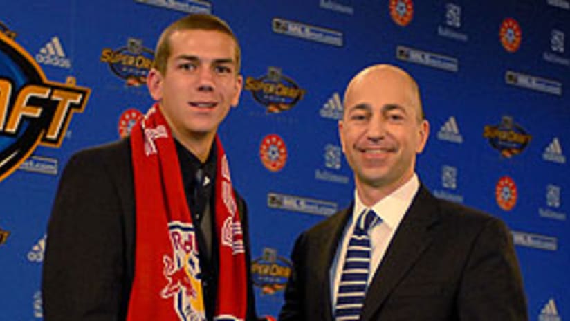 Eric Brunner junto al comisionado adjunto de la MLS Ivan Gazidis.