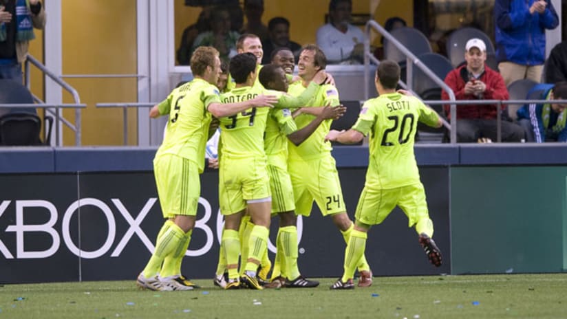 Seattle wore their "Electricity" kits for the first time against Boca.