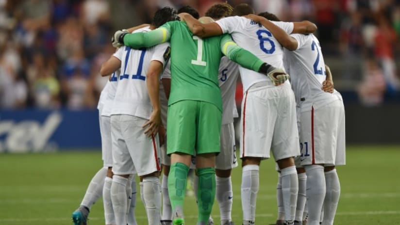 USMNT huddle at the 2015 Gold Cup