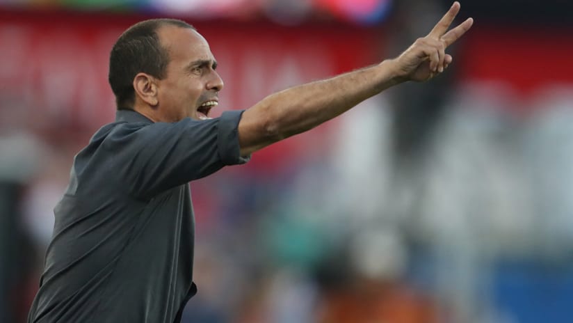 Oscar Pareja - gives instructions on the sidelines - FC Dallas