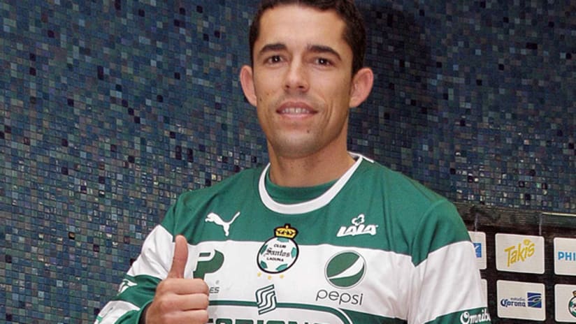 Herculez Gomez dons a Santos Laguna jersey in his official introduction with his new club