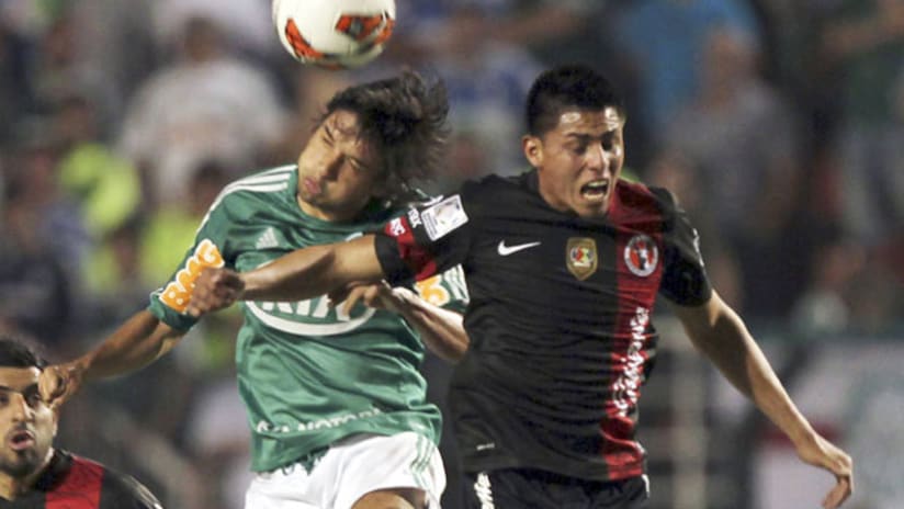 Joe Corona wins a header for Tijuana vs Palmeiras