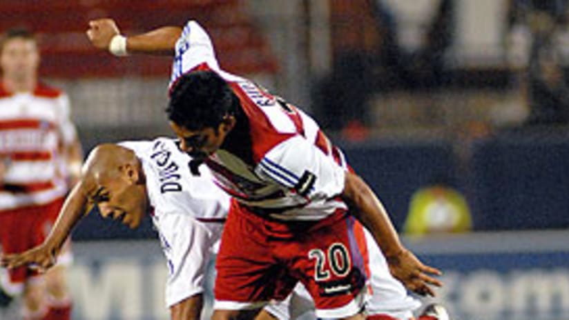 Carlos Ruiz escapa a la marca del defensa del RSL Douglas Sequeira.