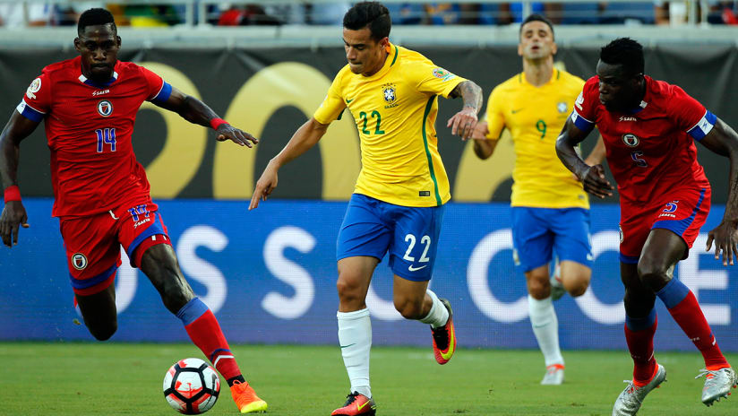Coutinho - Brazil vs. Haiti - between defenders