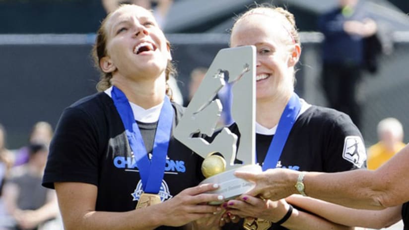 FC Kansas City celebrate with the 2014 NWSL championship trophy