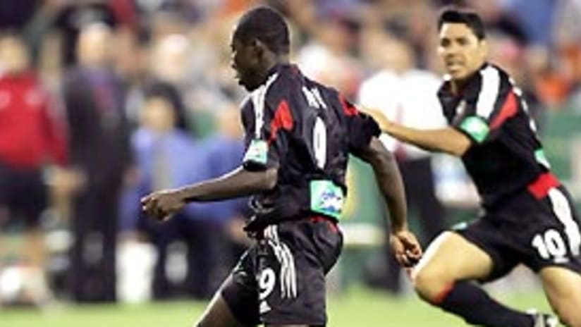 Freddy Adu salio en el minuto 77 y dio un magistral pase de gol a Gomez.