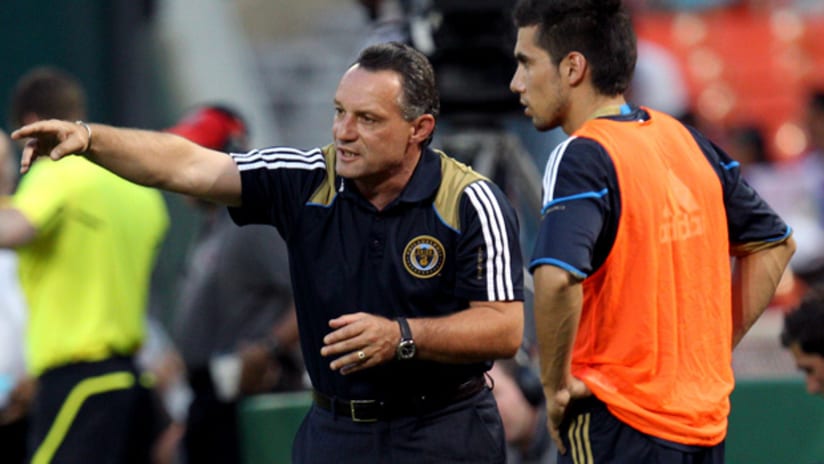 Union manager Peter Nowak gives Gabriel Farfan instructions.