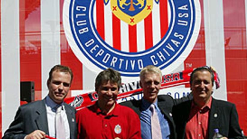 Izq a der: Antonio Cue, Javier Ledesma, Thomas Rongen y Jorge Vergara, bajo el escudo.