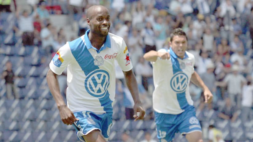 DaMarcus Beasley celebrates his goal for Puebla vs. Cruz Azul.