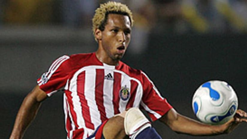 Lawson Vaughn le dio a Chivas USA el empate a dos goles con el United.