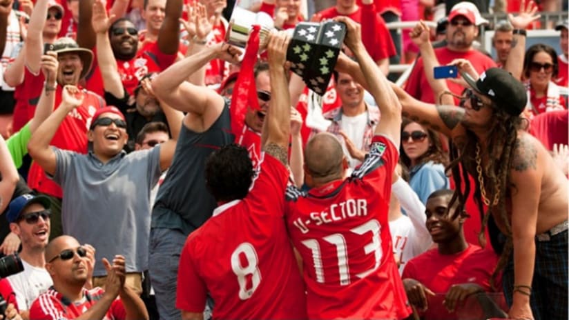 Dan Gargan (No. 8) takes the Voyageurs Cup to Toronto supporters.