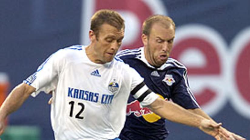 Jimmy Conrad (L) and the Wizards played to a draw with Clint Mathis and the Red Bulls.