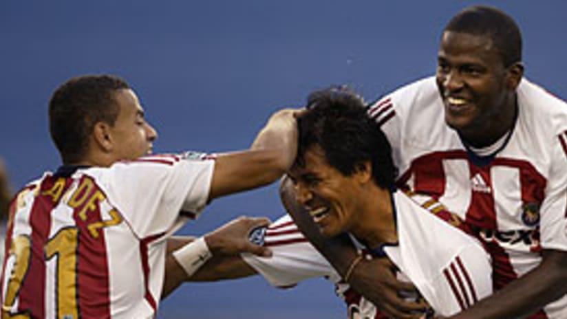 Claudio Suarez (centro) celebra tras anotar el gol del Rebano.