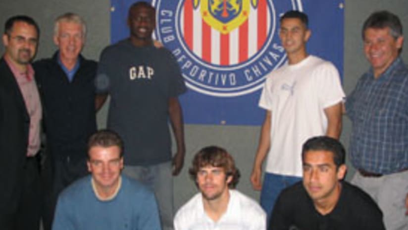 Primera foto de familia del cuerpo tecnico y jugadores de CD Chivas USA.