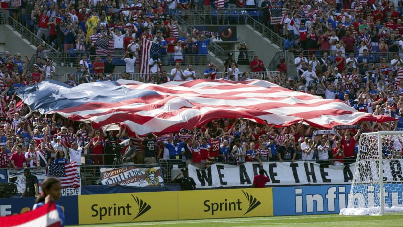 USMNT-supporters-flag-choreo-2015-gold-cup