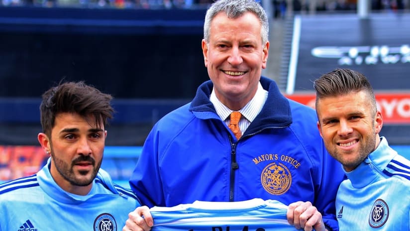 New York City Mayor Bill de Blasio poses with NYCFC's David Villa and Chris Wingert