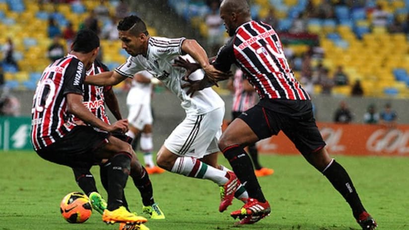 Samuel in action for Fluminense