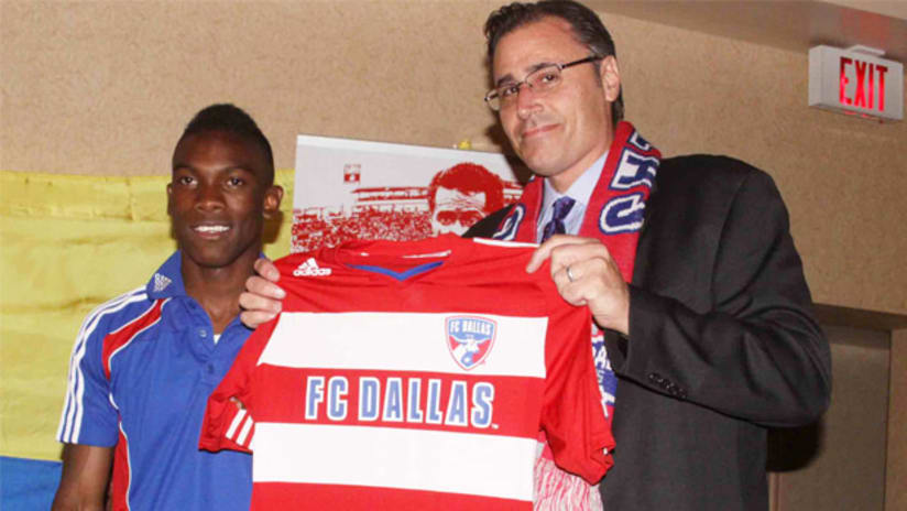 Fabian Castillo junto al presidente de FC Dallas Doug Quinn