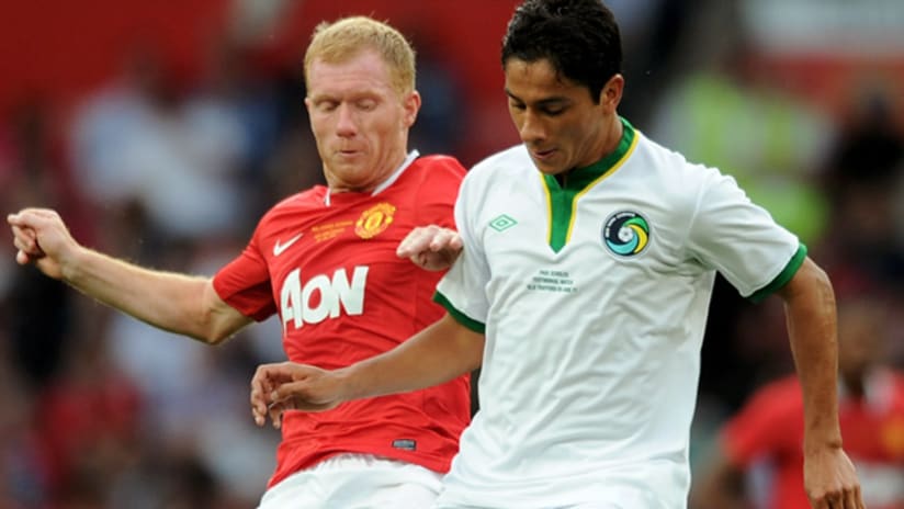 Chivas USA signed former Cosmos player Marvin Iraheta, seen here vying for possession vs. Man. United's Paul Scholes