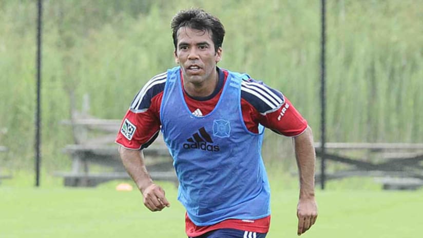 Pavel Pardo trains with the Chicago Fire.