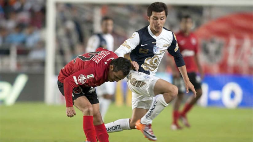Jose Torres defends a Tijuana player