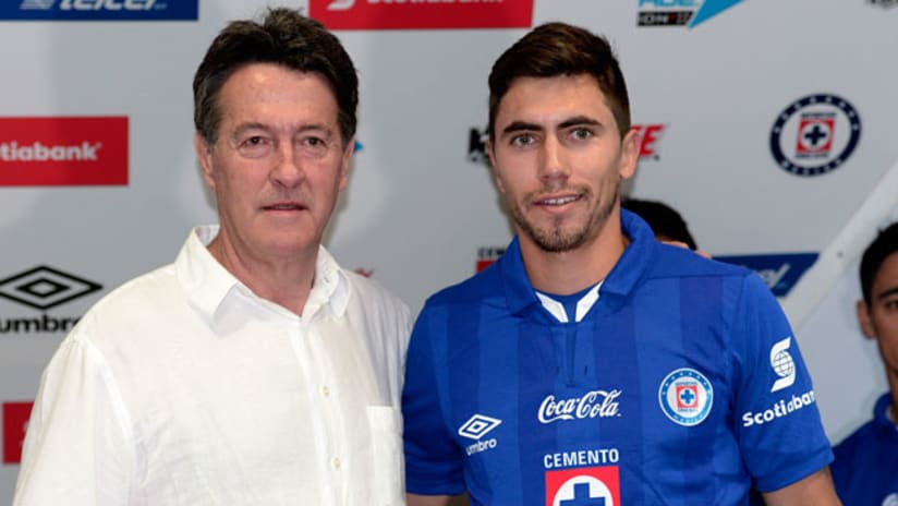 Cruz Azul's Agustin Manzo with ex-Philadelphia Union midfielder Michael Farfan