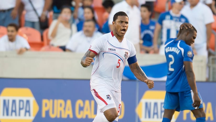 Román Torres celebrates Panamá's second goal vs Nicaragua