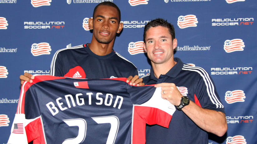 Jerry Bengtson - with jersey as new member of the Revs
