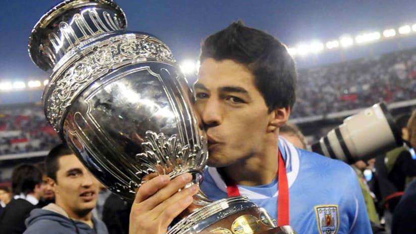 Uruguay's Luis Suarez kisses the Copa America trophy