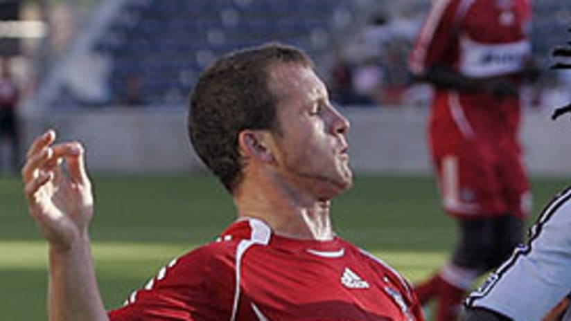 Chad Barrett hizo el gol de los rojos desde el punto penal.