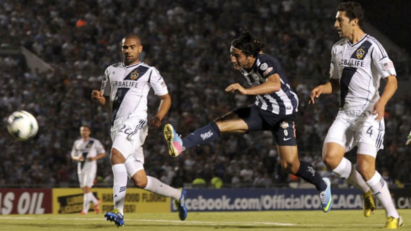 Monterrey's Aldo de Nigris fires the winner as Omar Gonzalez and Leonardo watch on