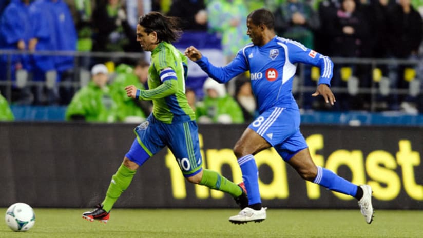 Patrice Bernier chases down Mauro Rosales