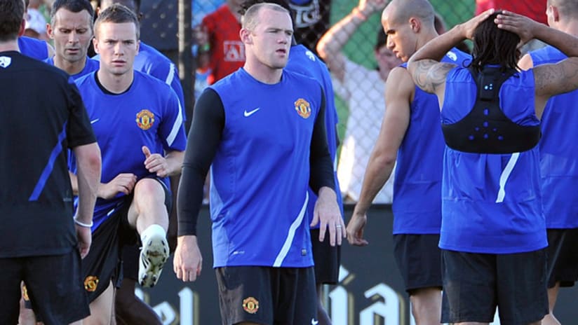 Wayne Rooney (center) and his Manchester United teammates training.