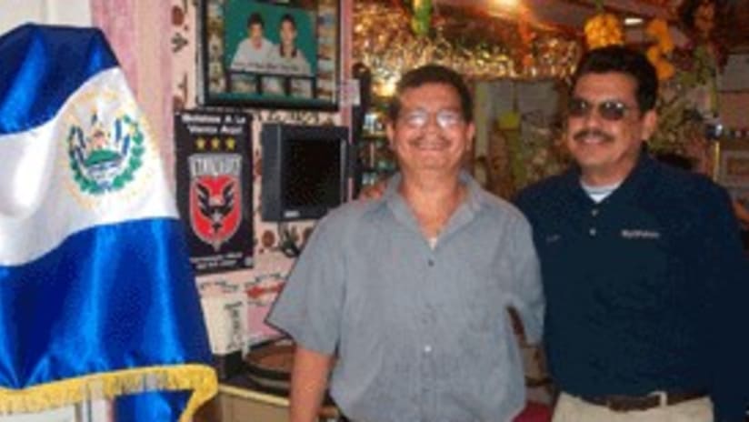 Manfredo Mejia con la bandera salvadorena y su galeria de fotos en el Atlacatl.