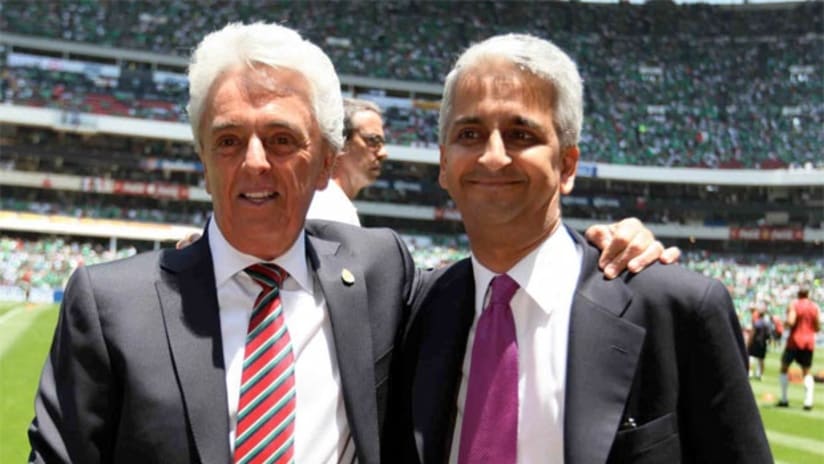 Mexico federation president "salutes" Honduran fans upon team's arrival in Honduras -