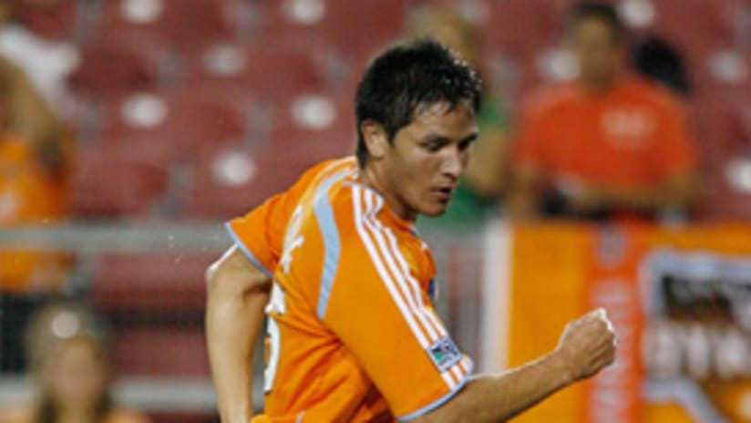 Brian Ching marco el gol de la clasificacion para el Dynamo a los 50 minutos de juego.