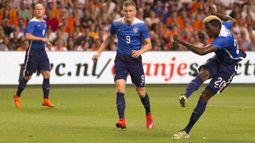 Gyasi Zardes takes a shot during the USMNT's friendly vs. the Netherlands