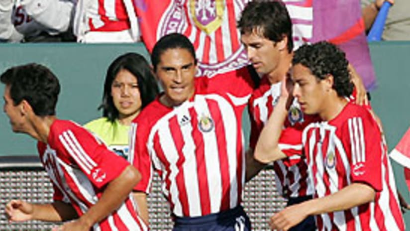 Paco Palencia (centro) abraza a Ante Razov por uno de sus dos goles del domingo.
