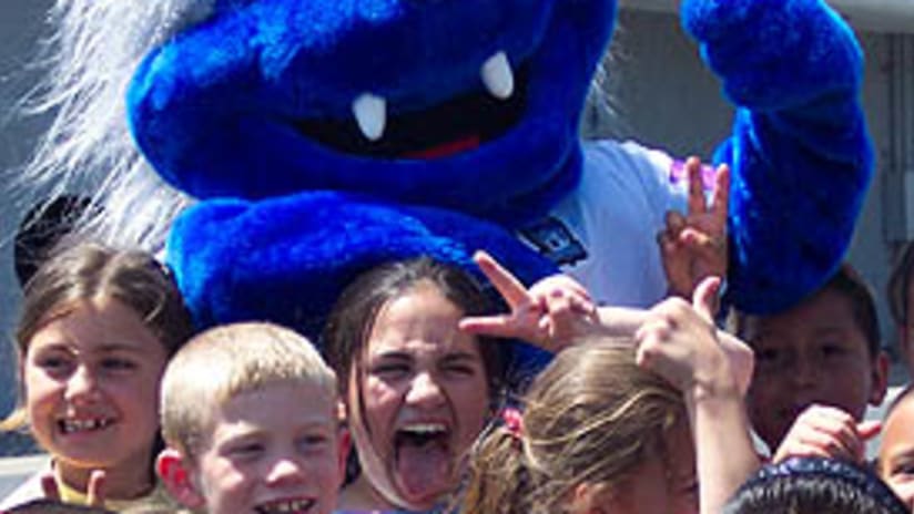 The kids at Laurelwood Elementary get to know "Q", the new Earthquakes mascot.