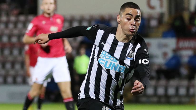 Miguel Almiron - Newcastle United - rounds goalkeeper