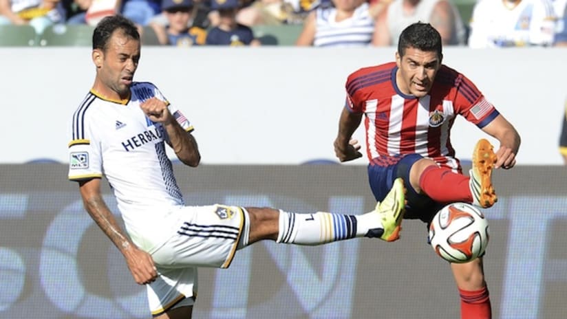 Juninho and Marcelo Sarvas battle for the ball