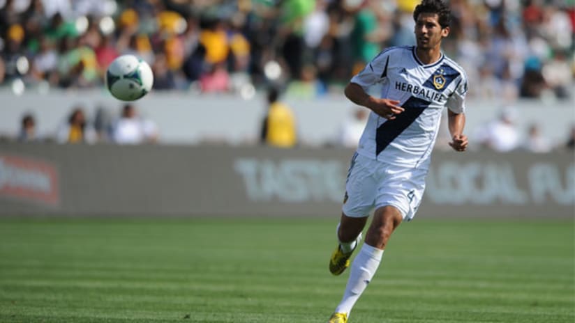 Omar Gonzalez chases the ball in a 2013 Galaxy kit