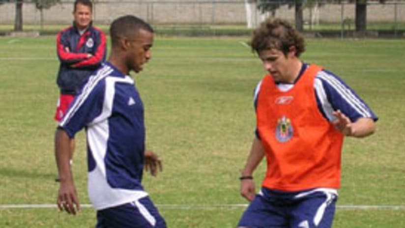Jamil Walker (izq) y Matt Taylor en sus primeros entrenamientos como jugadores de Chivas USA.
