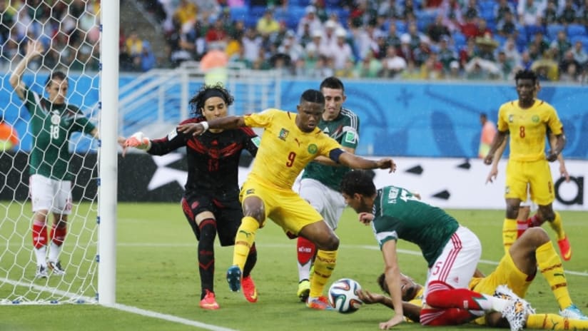 Samuel Eto'o and Cameroon pressure Guillermo Ochoa and the Mexican goal