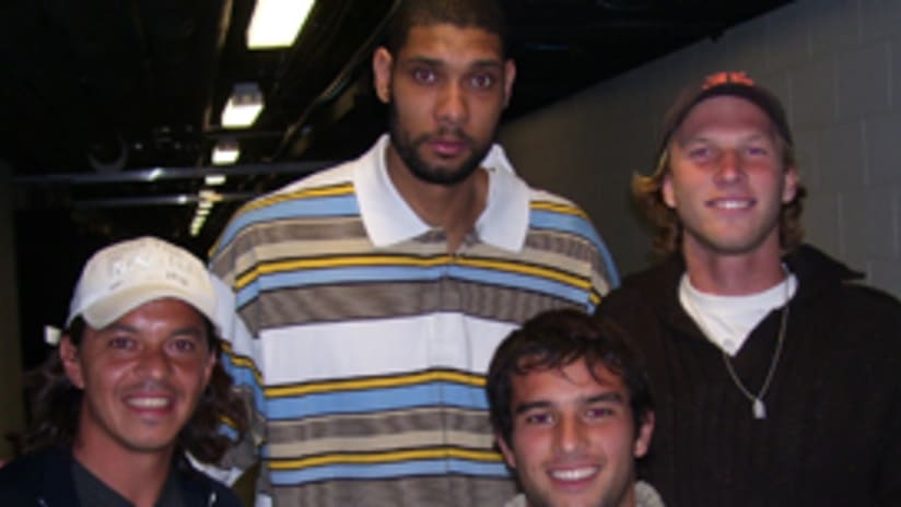 Podran adivinar quien es el basquetbolista en esta foto? Tim Duncan posa con los argentinos del United.