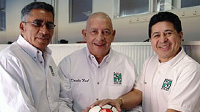 Carlos Osorio, Danilo Diron y Wilson Romero integran el equipo de Radio America.