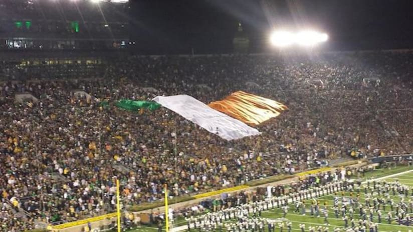 Notre Dame student section's tifo fails before college football game