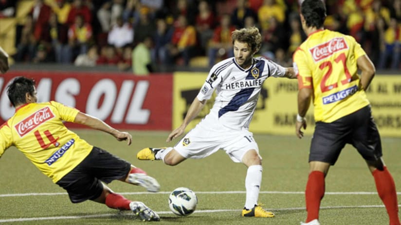 Mike Magee shoots vs. Herediano